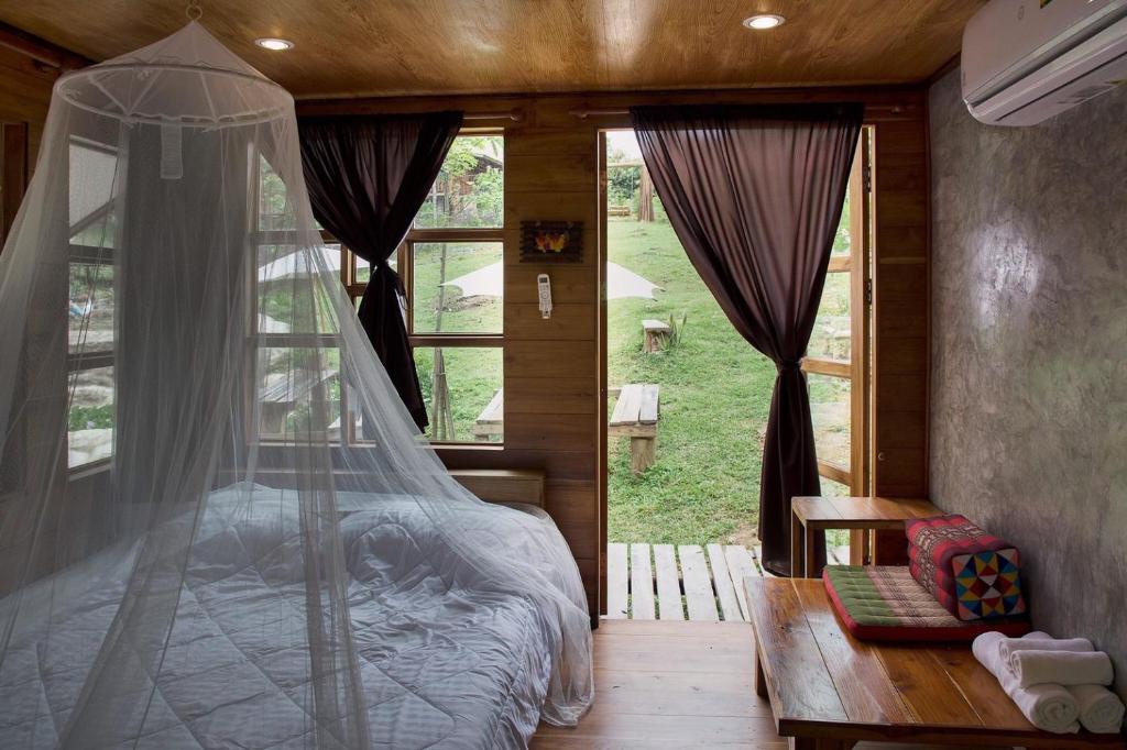 The Nanda Resort tesisinde bir odada yatak veya yataklar