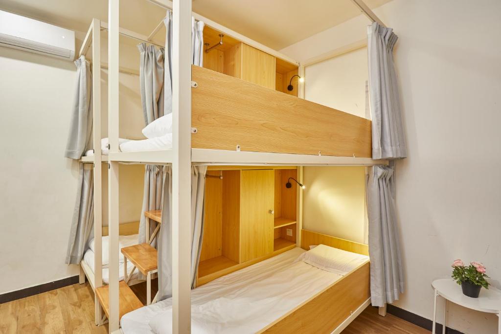 Postel nebo postele na pokoji v ubytování Shanghai Meego Qingwen Hotel
