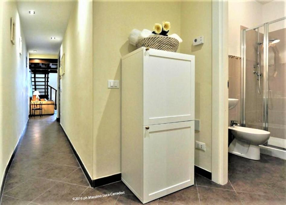 łazienka z toaletą i umywalką w obiekcie Charming Suite Cavour heart of Florence we Florencji