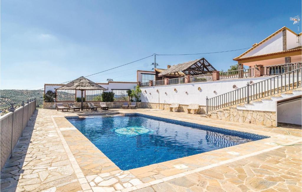 een zwembad in de achtertuin van een huis bij Nice Home In Iznjar With House Sea View in Iznájar