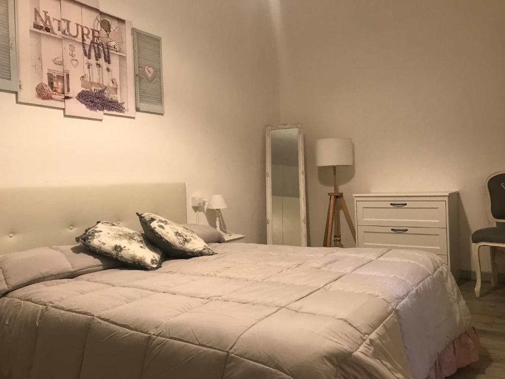 um quarto com uma cama com duas almofadas em Casa Barbara em Mantova