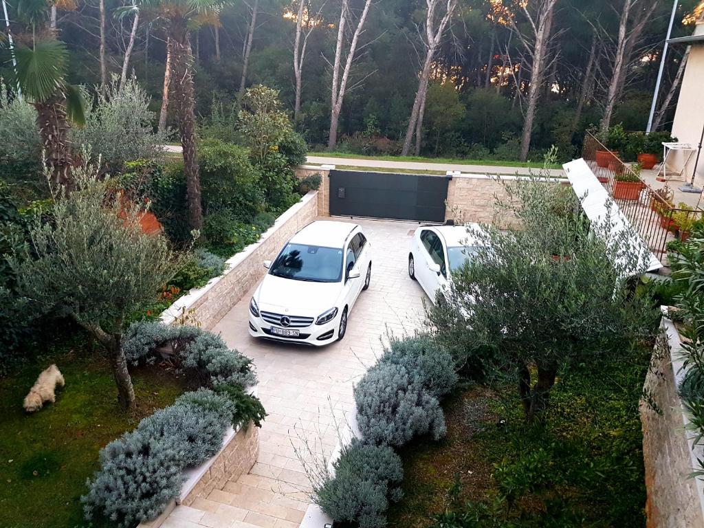 Vonkajšia záhrada v ubytovaní Apartmani Val