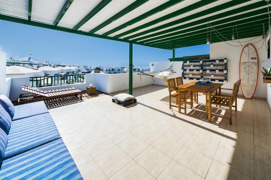 patio con tavolo e sedie sul tetto di La Siesta Azul a Playa Blanca