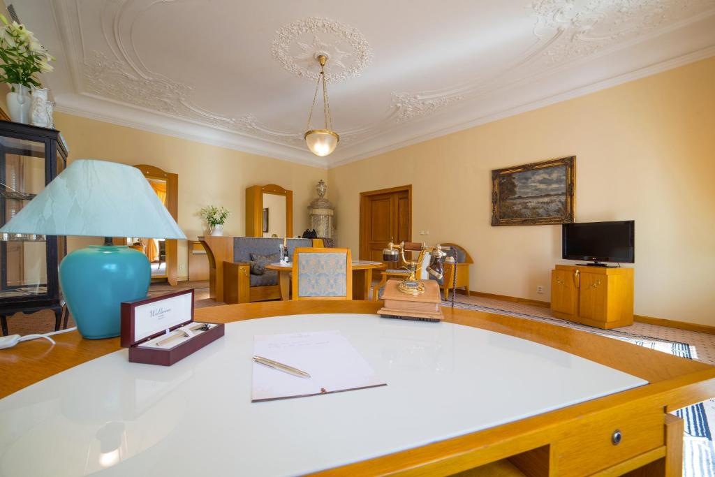 TV a/nebo společenská místnost v ubytování Hotel Three Lilies inkl Aquaforum