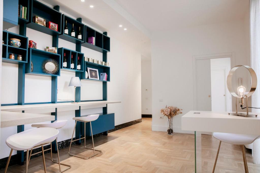 a bathroom with a blue and white wall at Teatro Suites Rooms in Catania