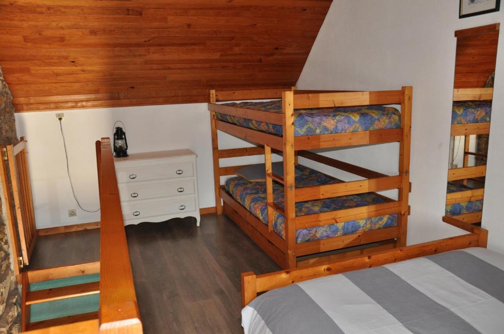 a bedroom with two bunk beds and a desk at Petite location de vacances en Bretagne sud in Névez