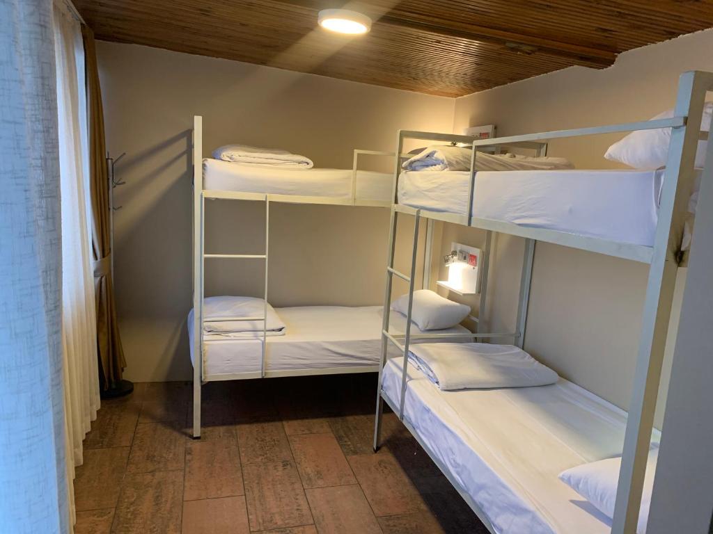 Postel nebo postele na pokoji v ubytování Antique Hostel