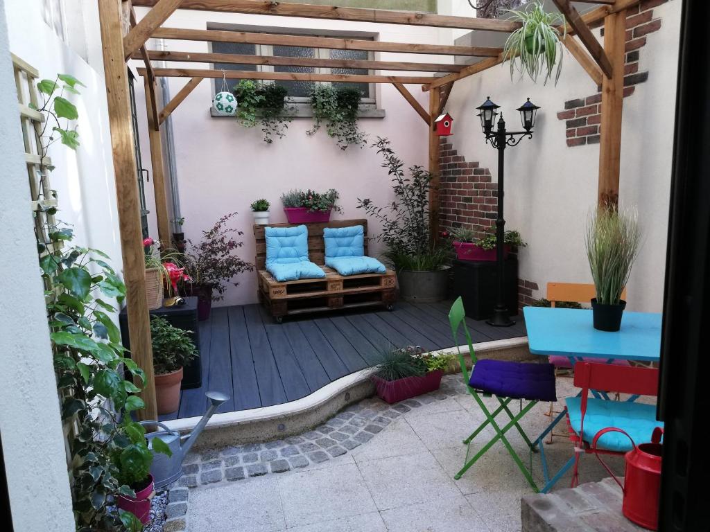 eine Terrasse mit einer Pergola, Stühlen und Pflanzen in der Unterkunft Le loft d Oscar Hyper centre parking possible in Rouen