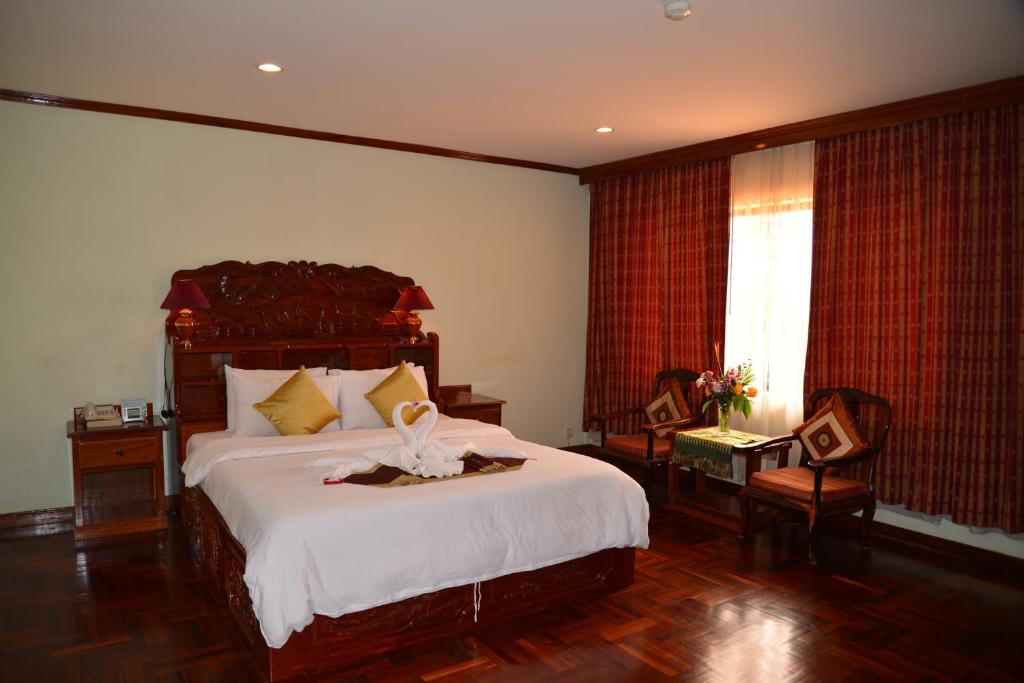 Postel nebo postele na pokoji v ubytování Angkor Hotel