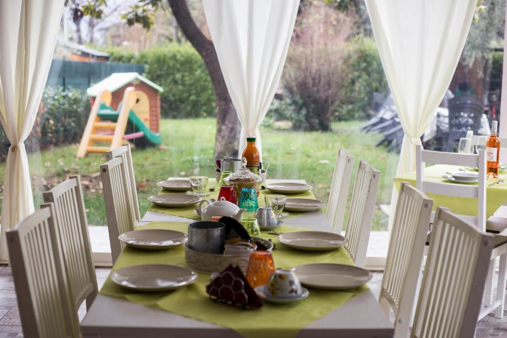 een tafel met borden en borden erop bij Villa indipendente a pochi passi dal lago in San Felice del Benaco
