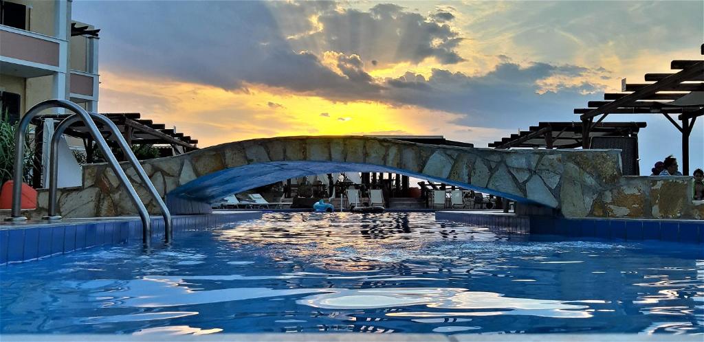 The swimming pool at or close to Irides