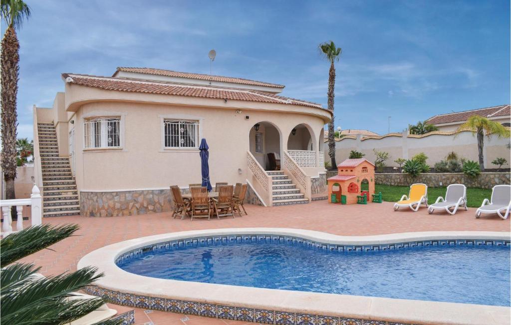 een villa met een zwembad voor een huis bij Amazing Home In Rojales With Kitchenette in Rojales