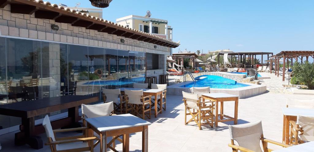The swimming pool at or close to Irides