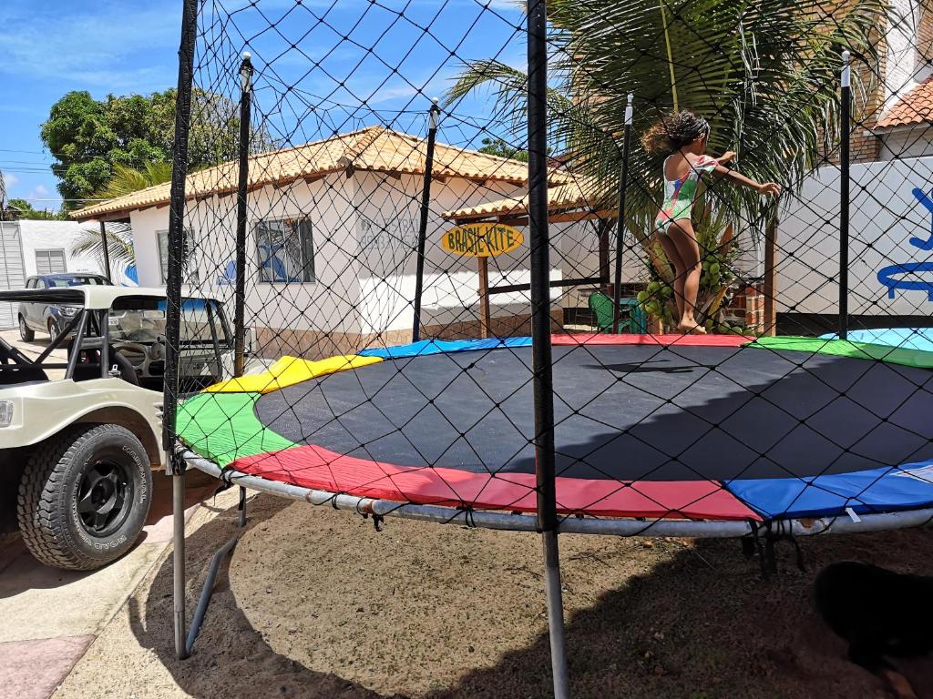 Eine Frau steht auf einem Trampolin in der Unterkunft Brasil-Kite in Paracuru