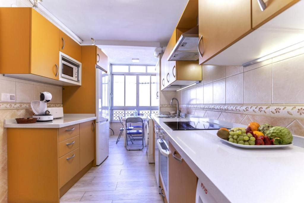 Kuchyňa alebo kuchynka v ubytovaní Rentcostadelsol Malagueta Miramar