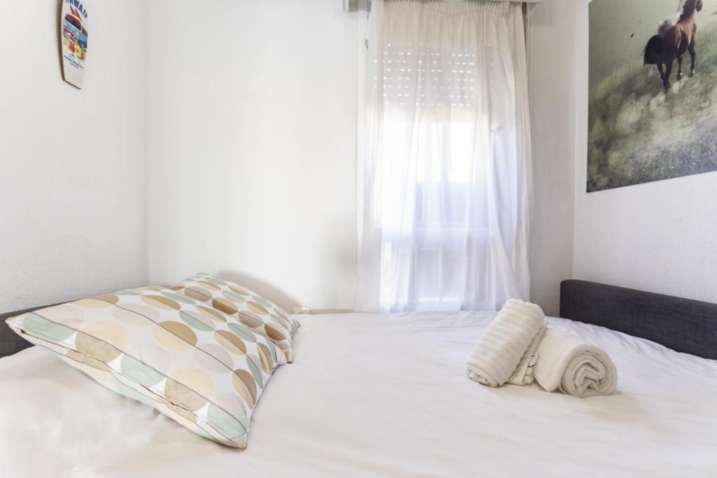 Posteľ alebo postele v izbe v ubytovaní Rentcostadelsol Malagueta Miramar