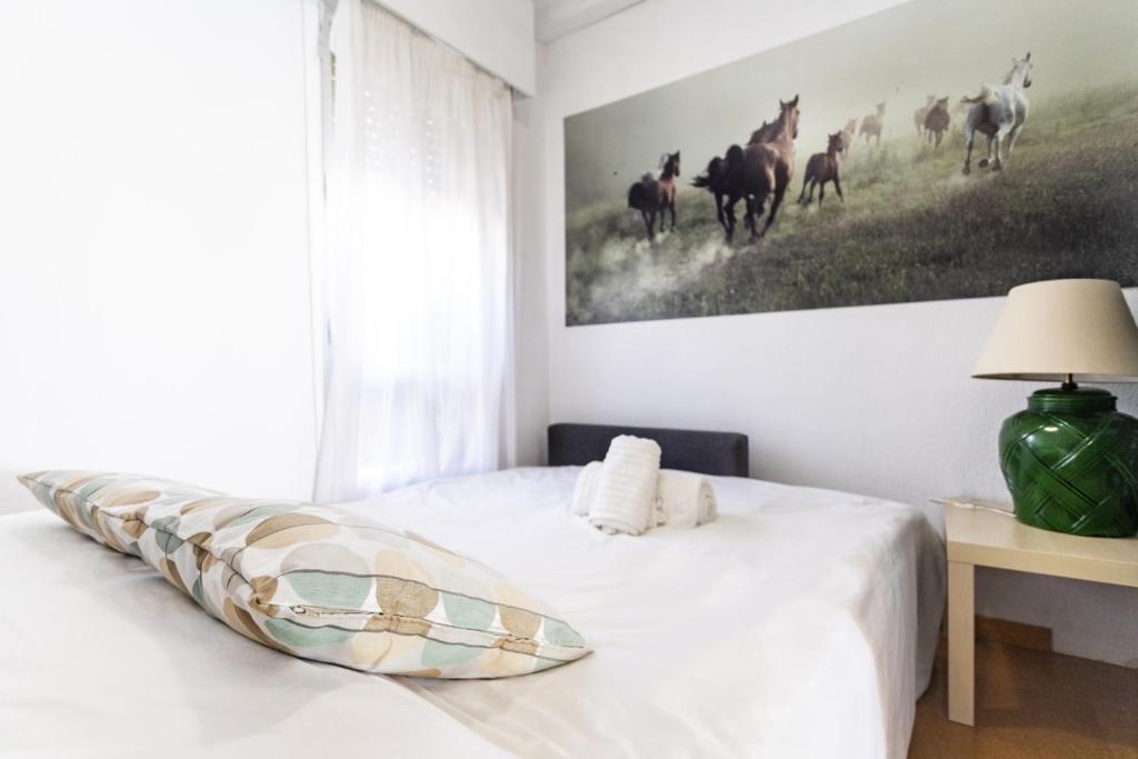 Posteľ alebo postele v izbe v ubytovaní Rentcostadelsol Malagueta Miramar