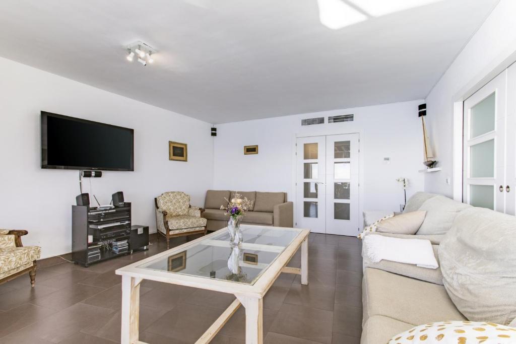 Televízia a/alebo spoločenská miestnosť v ubytovaní Rentcostadelsol Malagueta Miramar