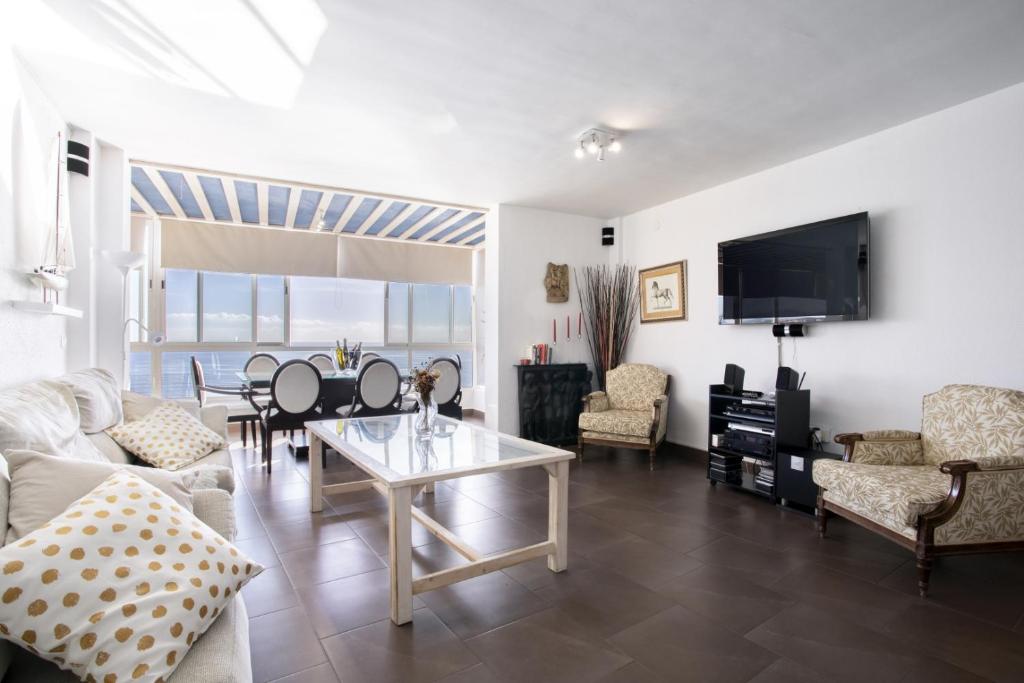 Televízia a/alebo spoločenská miestnosť v ubytovaní Rentcostadelsol Malagueta Miramar