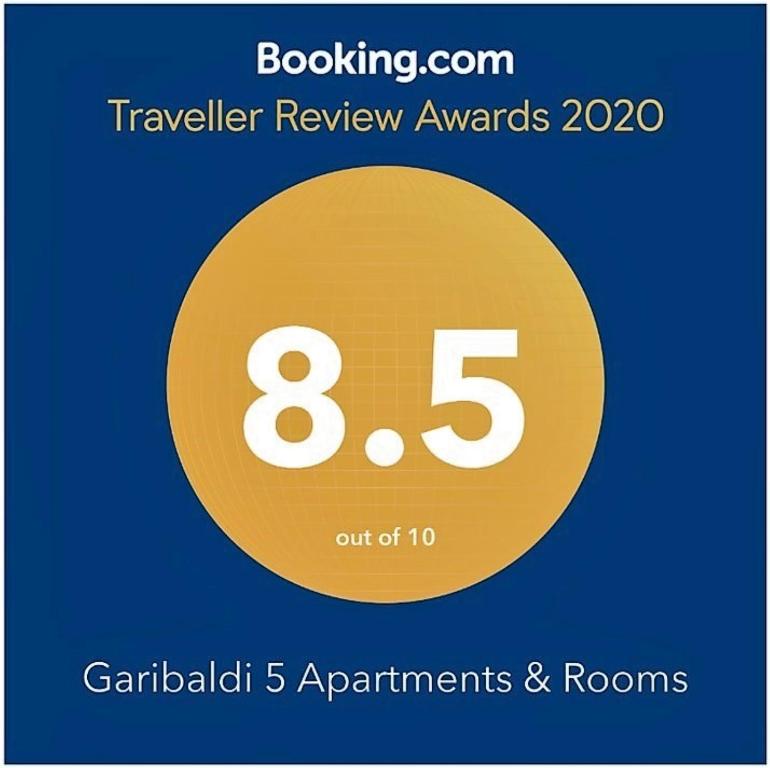 ein gelbes Symbol mit der Nummer acht darauf in der Unterkunft Garibaldi 5 Apartments & Rooms in Budapest