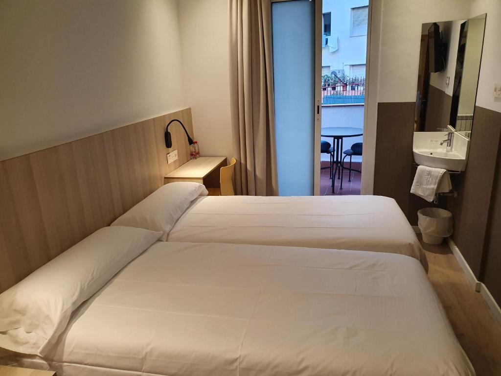 Postel nebo postele na pokoji v ubytování Hostal BESTPRICE Barcelona Stadium