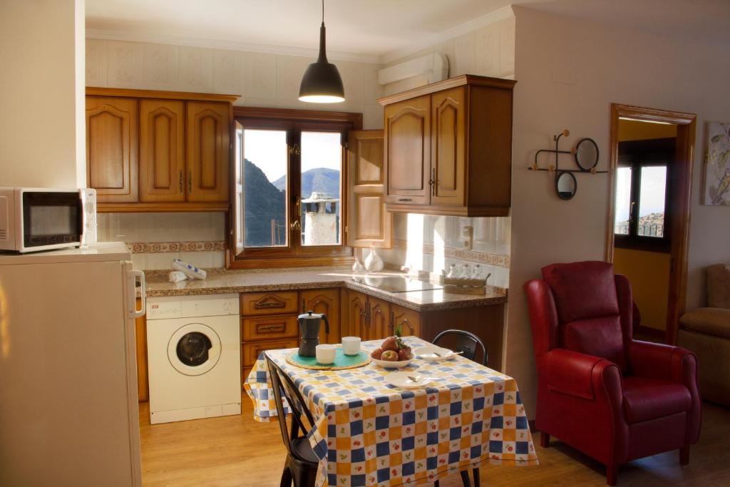 Kuchyňa alebo kuchynka v ubytovaní Puerta Bubión Apartamentos
