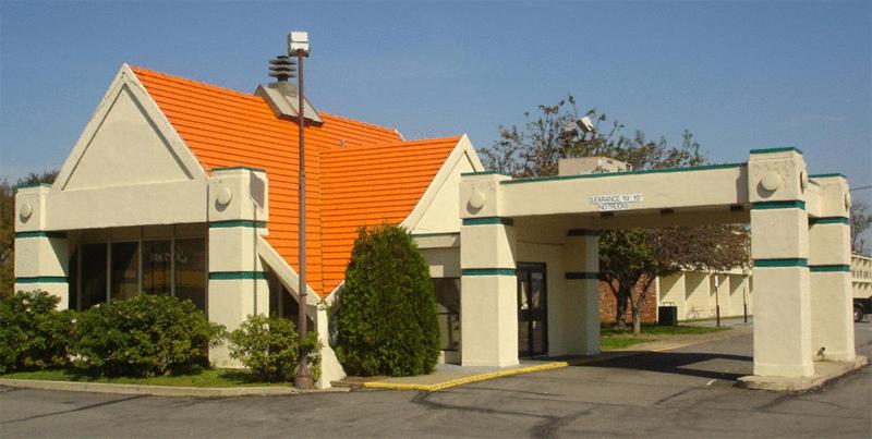 un bâtiment au toit orange avec un toit orange dans l'établissement America's Best Value Inn Phillipsburg, à Phillipsburg
