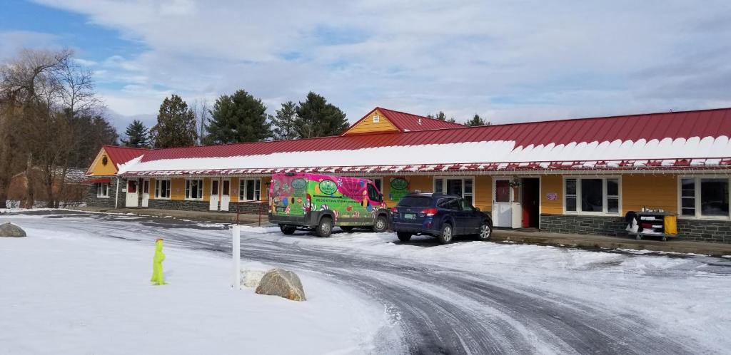 a building with a truck parked in front of it at Middlebury Sweets Motel in Middlebury