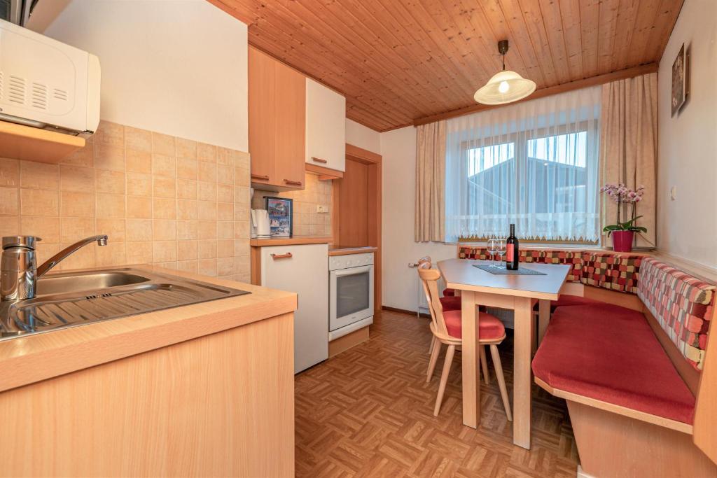 Kuchyň nebo kuchyňský kout v ubytování Haus Brandner