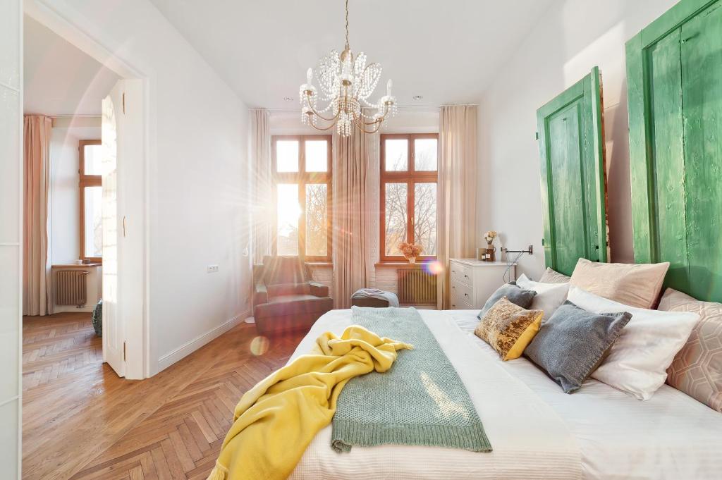 Dream Apartment by LoftAffair في كراكوف: غرفة نوم عليها سرير مع بطانية صفراء