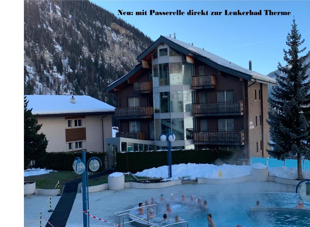 Nespecifikovaný výhled na hory nebo výhled na hory při pohledu z hotelu