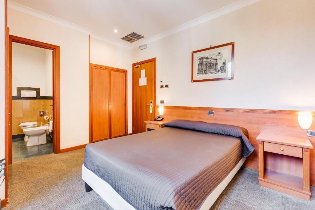 Uma cama ou camas num quarto em Romoli Hotel