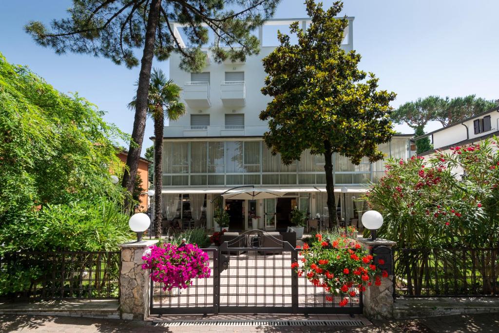 brama przed budynkiem z kwiatami w obiekcie Hotel Verde Luna w mieście Cervia