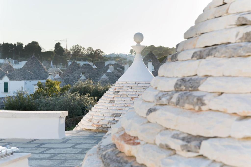 une pile de pierres sur un toit dans l'établissement Trulli Resort Aia Piccola, à Alberobello