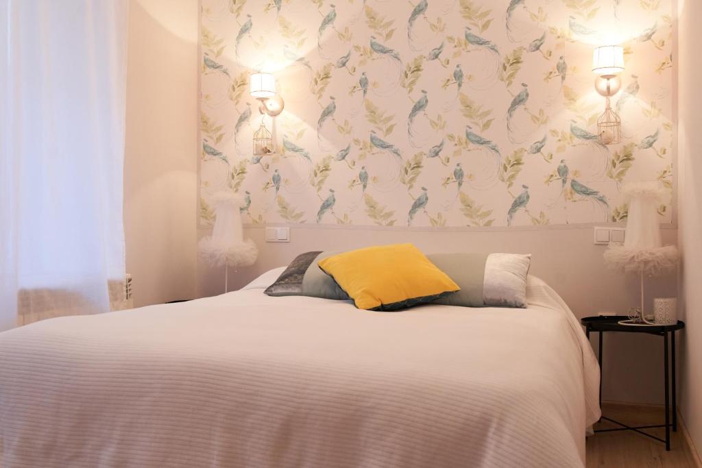 維雅潘多的住宿－La casa de tus sueños，一间卧室配有一张黄色枕头的床