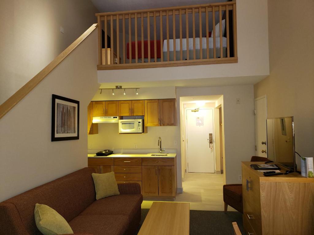 Кухня или мини-кухня в Sun Peaks Lodge
