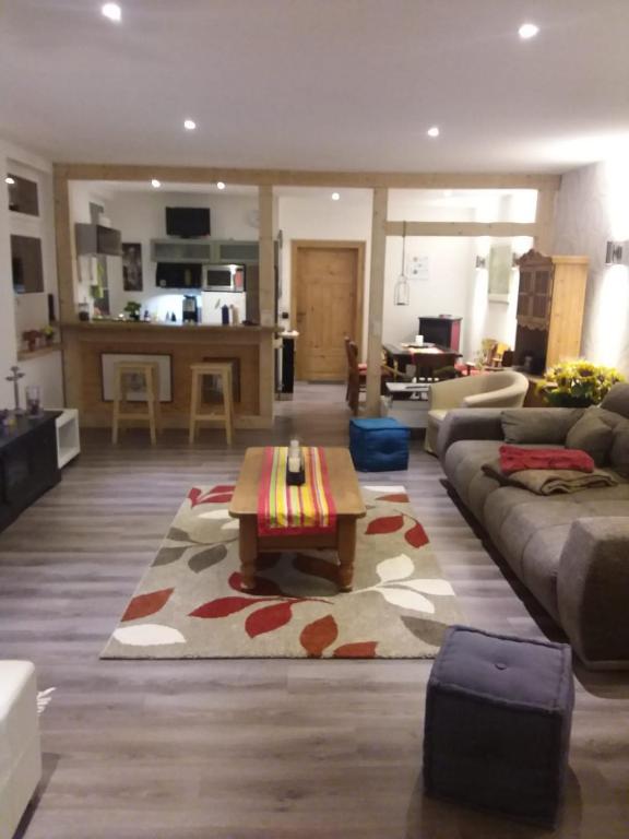 a living room with a couch and a coffee table at Ferienwohnung Casa Corleone in Apolda