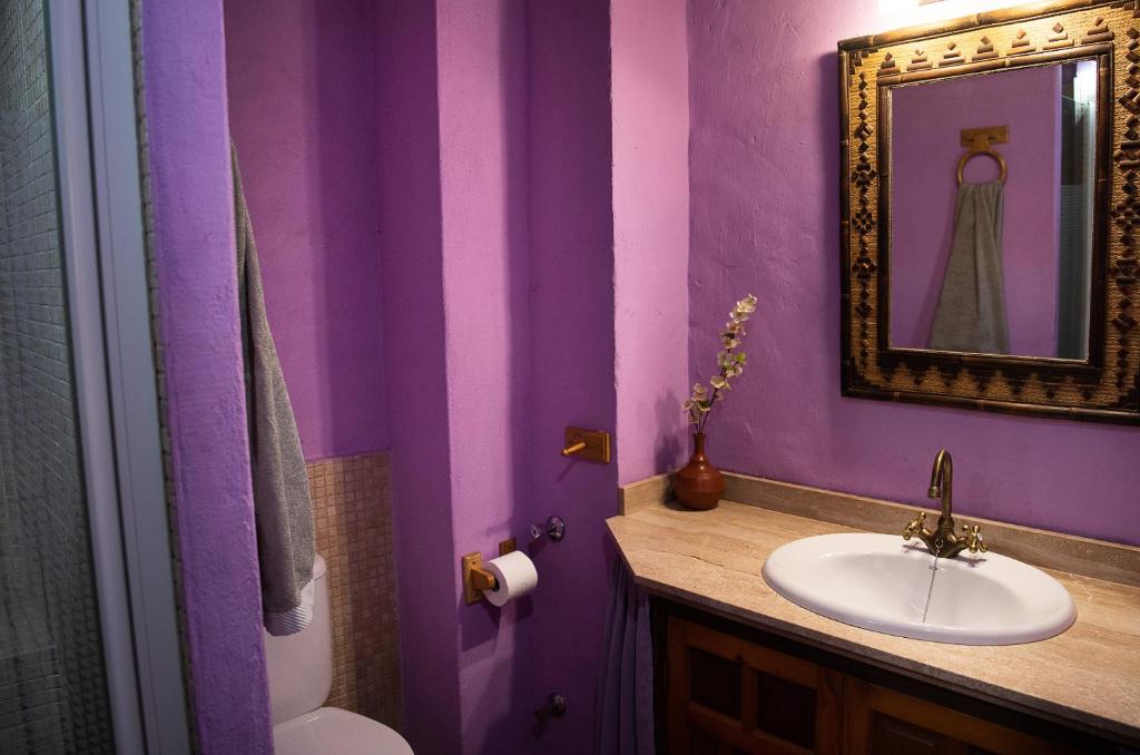 A bathroom at Casilla Dalea en Carcabuey, descubre el interior de Andalucia