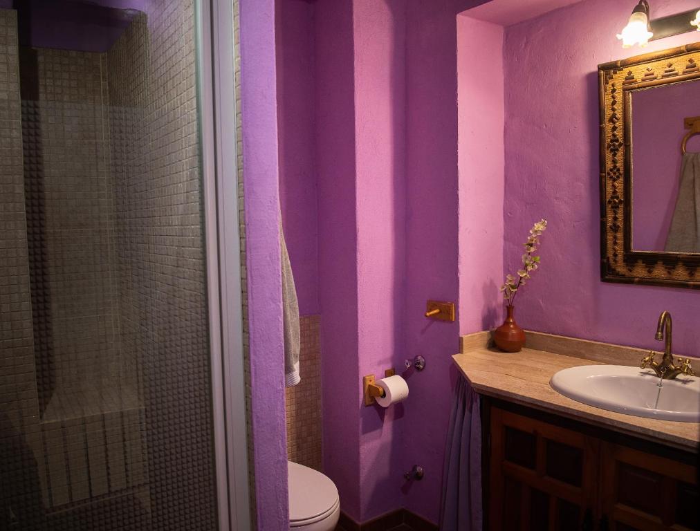 A bathroom at Casilla Dalea en Carcabuey, descubre el interior de Andalucia
