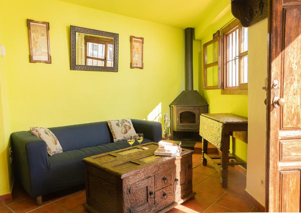 A seating area at Casilla Dalea en Carcabuey, descubre el interior de Andalucia