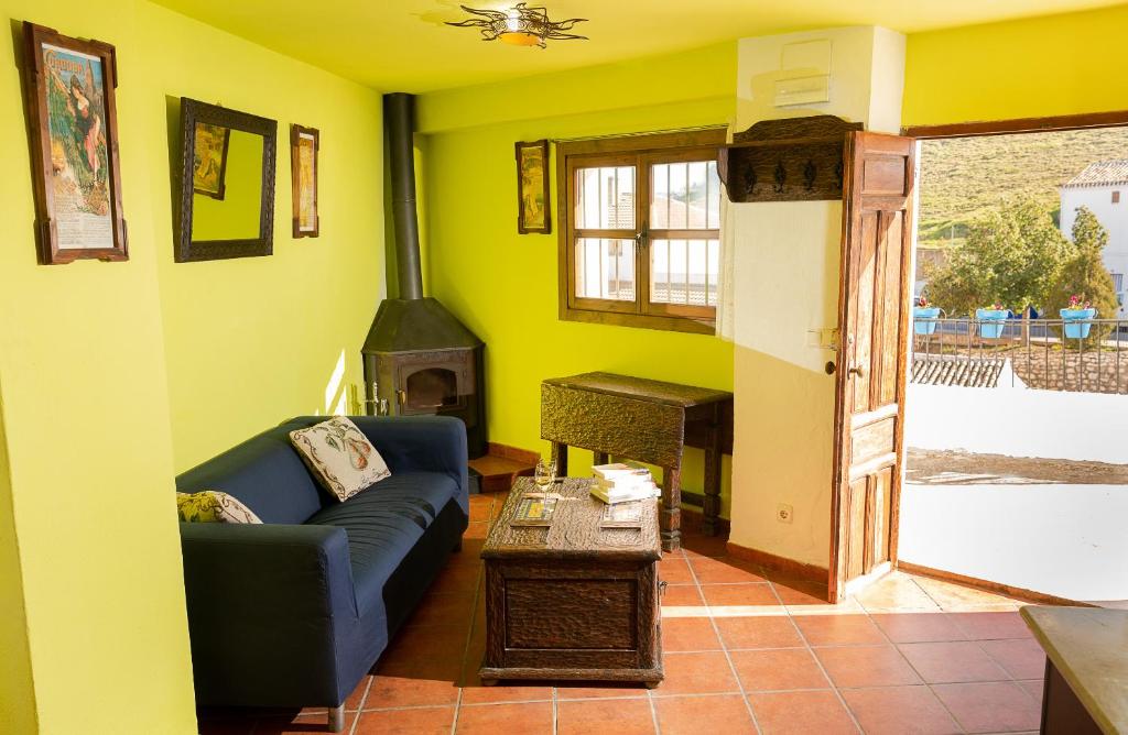 A seating area at Casilla Dalea en Carcabuey, descubre el interior de Andalucia