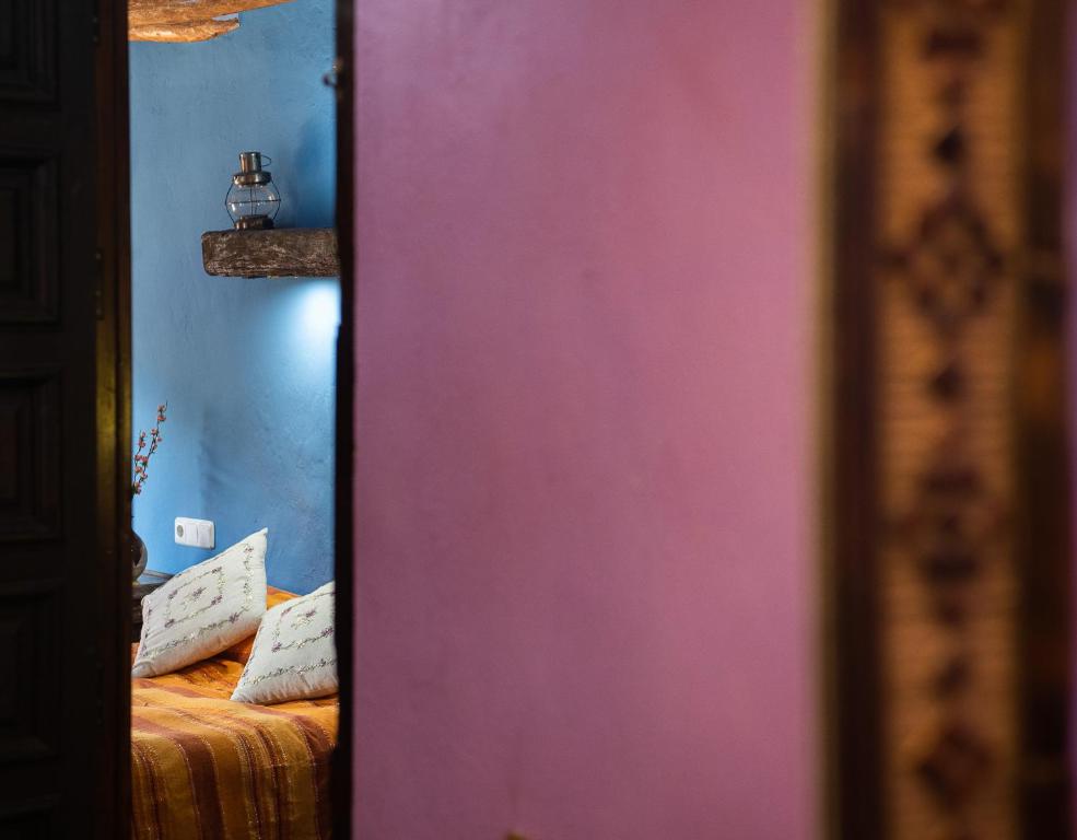 A bed or beds in a room at Casilla Dalea en Carcabuey, descubre el interior de Andalucia