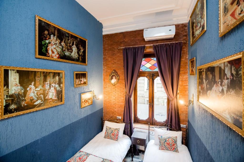 TV i/ili multimedijalni sistem u objektu Tiflis Inn Boutique Hotel