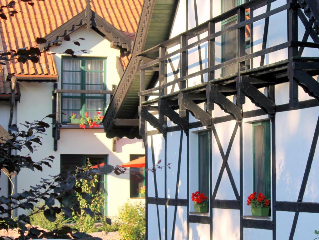 ein Haus mit Fenstern und Blumen in den Fensterkästen in der Unterkunft Szwajcaria Mazurska in Zawady