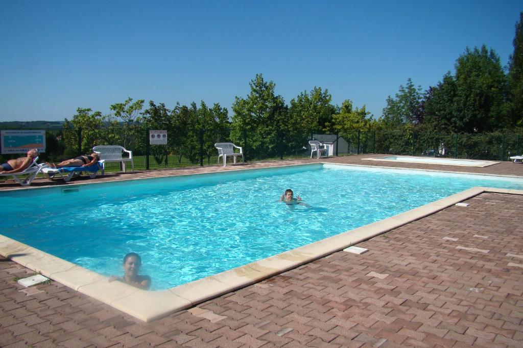 Bazén v ubytování CAMPING LES GRAVES nebo v jeho okolí