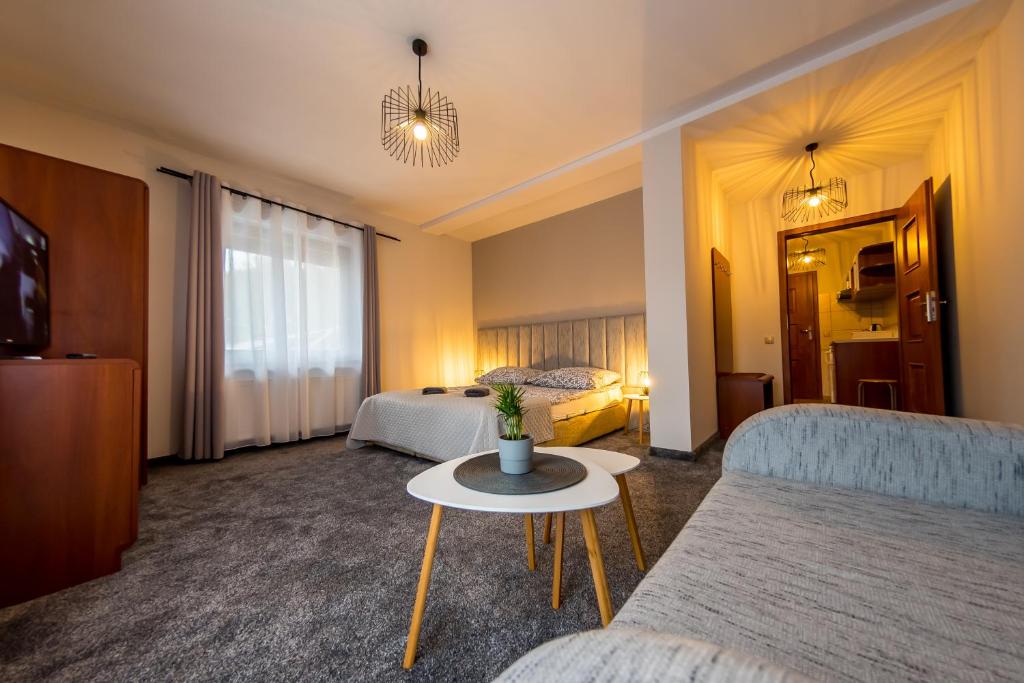 una camera d'albergo con due letti e un tavolo di Willa Maria i Natasza a Wisła