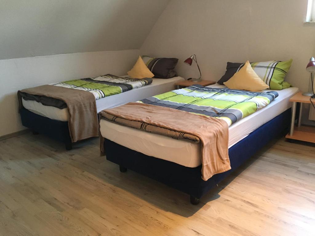 2 aparte bedden in een kamer met houten vloeren bij FEWO Appartement 5 in Minden