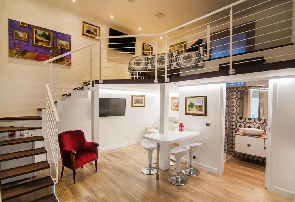salon ze stołem i schodami w obiekcie Solimena House 44 w mieście Nocera Inferiore