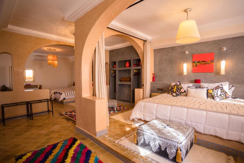 Postel nebo postele na pokoji v ubytování Riad Azawad