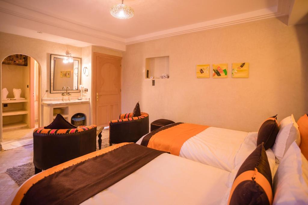 Postel nebo postele na pokoji v ubytování Riad Azawad